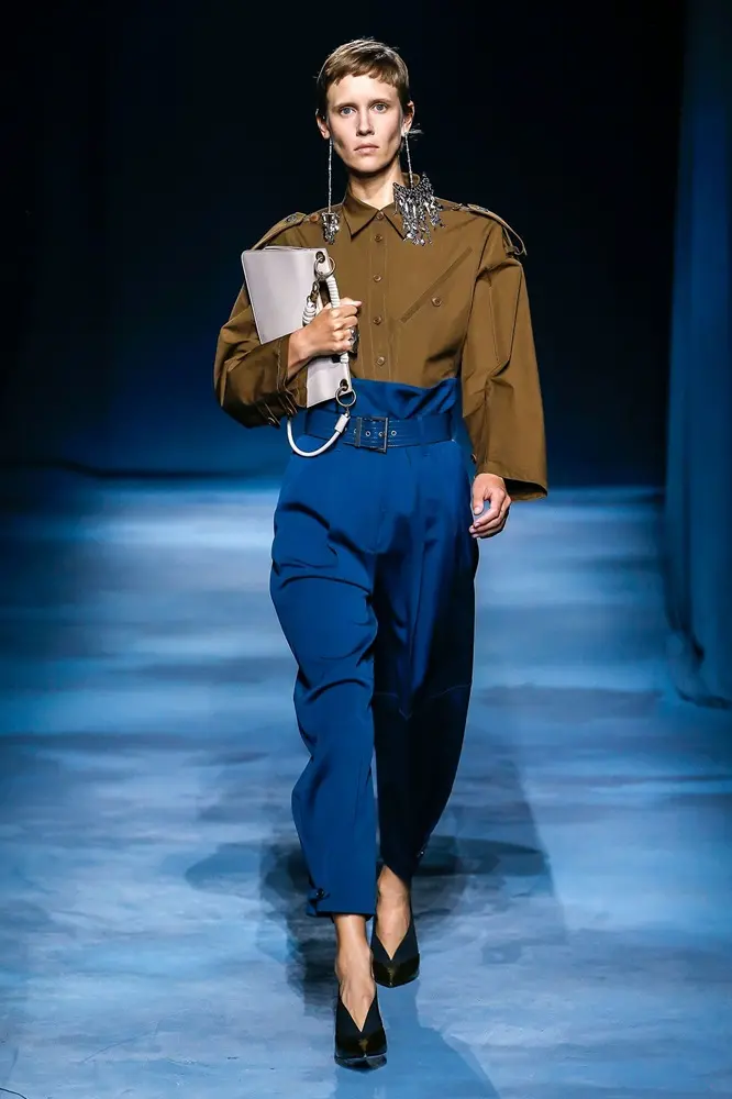 Na imagem, modelo no desfile Givenchy em 2019