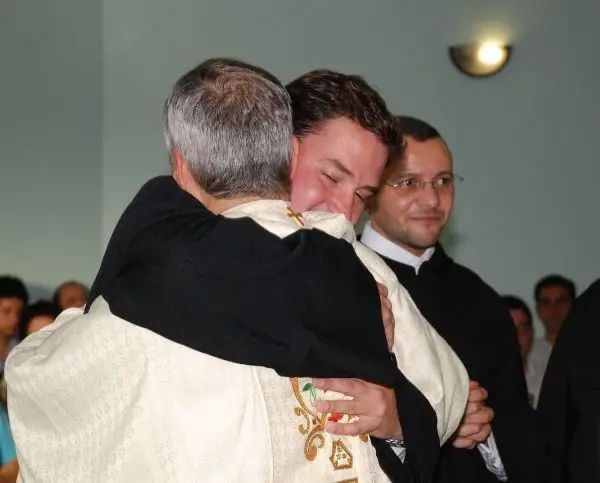 foto de padre Alexandre Escame abraçando o papa Leão XIV
