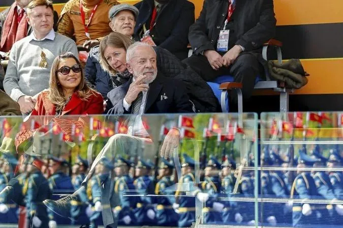 Lula e Janja durante o desfile militar na Praça Vermelha, em celebração aos 80 anos da vitória na Segunda Guerra Mundial