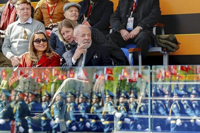 Lula e Janja durante o desfile militar na Praça Vermelha, na Rússia, em celebração aos 80 anos da vitória na Segunda Guerra Mundial