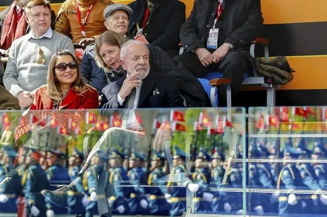 Lula e Janja durante o desfile militar na Praça Vermelha, na Rússia, em celebração aos 80 anos da vitória na Segunda Guerra Mundial