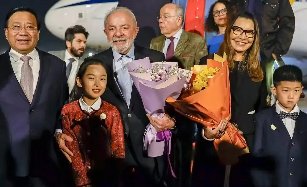 Lula e a comitiva brasileira na chegada à China