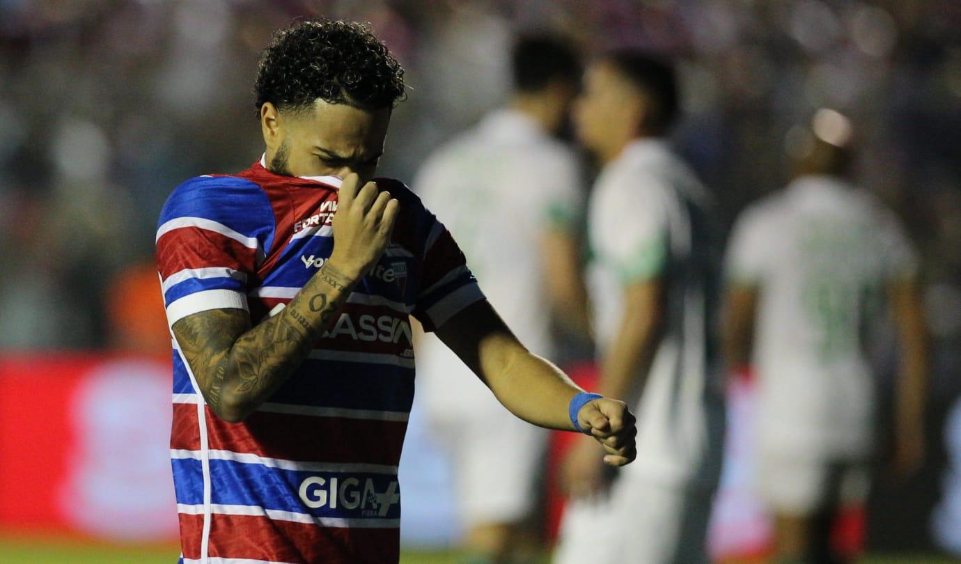 Foto de Calebe chorando ao comemorar gol do Fortaleza