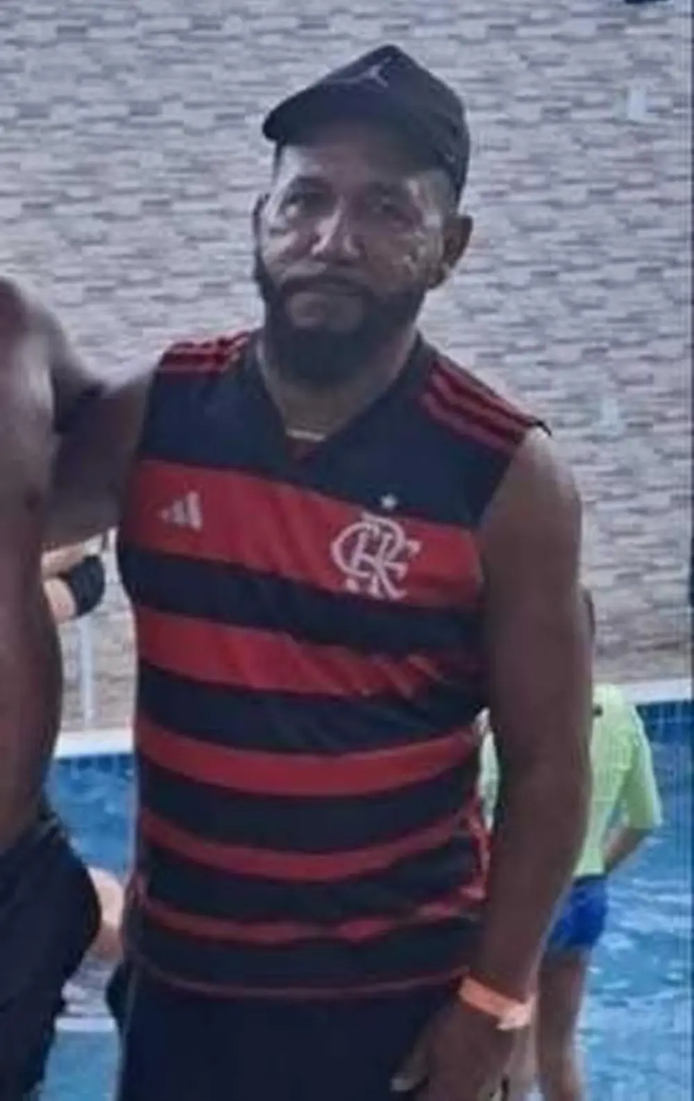 Homem com camisa do Flamengo
