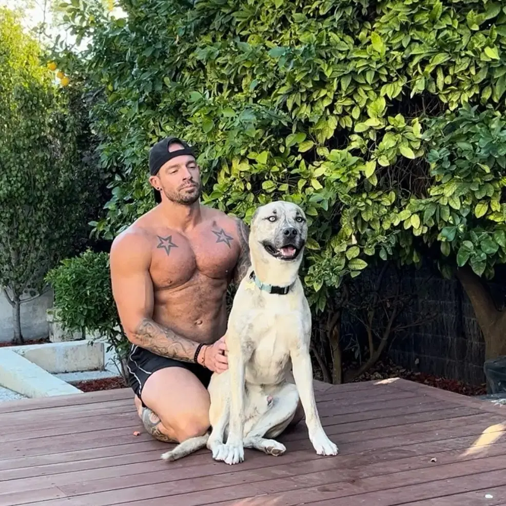 Ashley Edelman em postagem com um cachorro