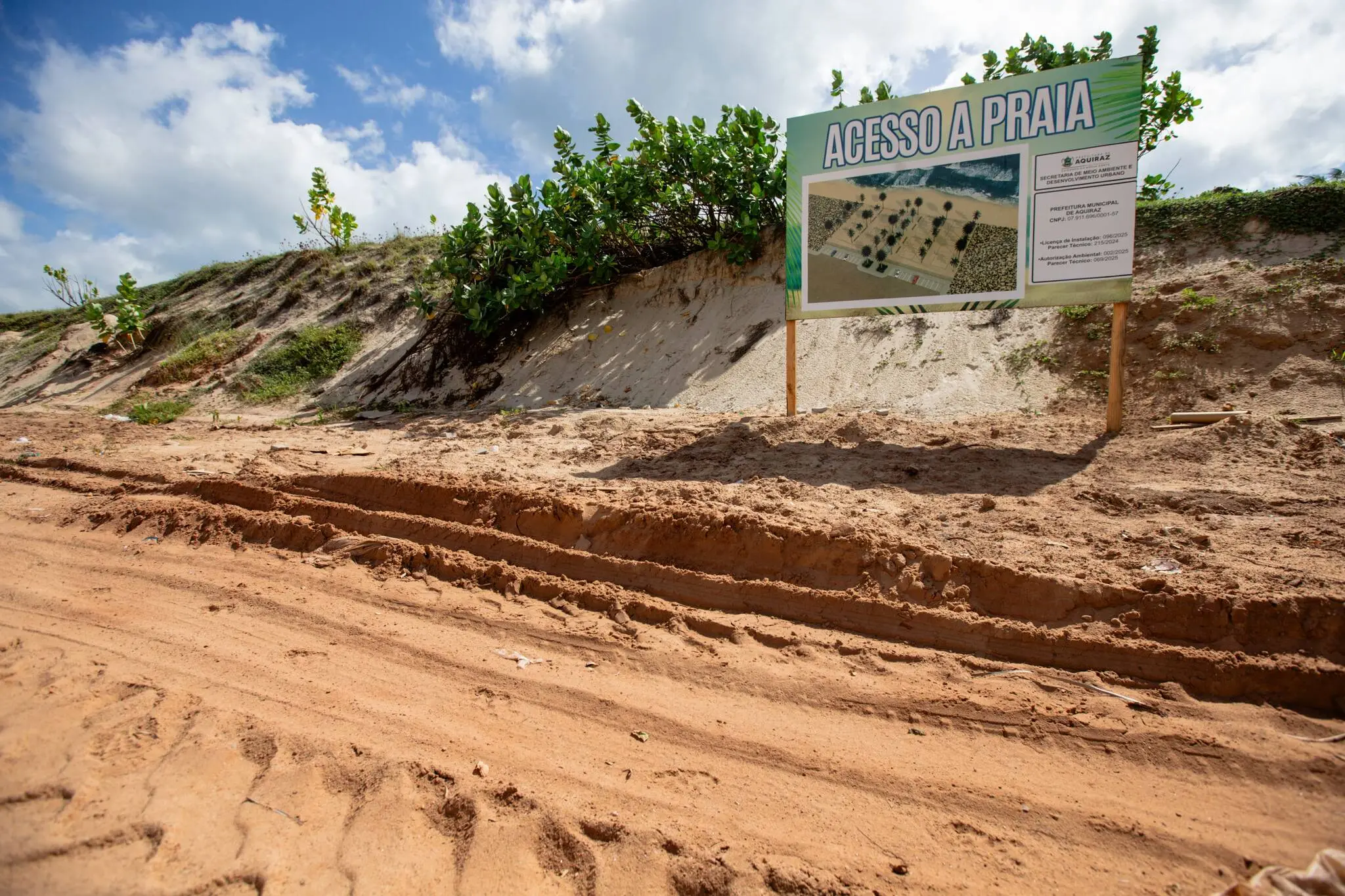Área de duna em Aquiraz com a placa da obra