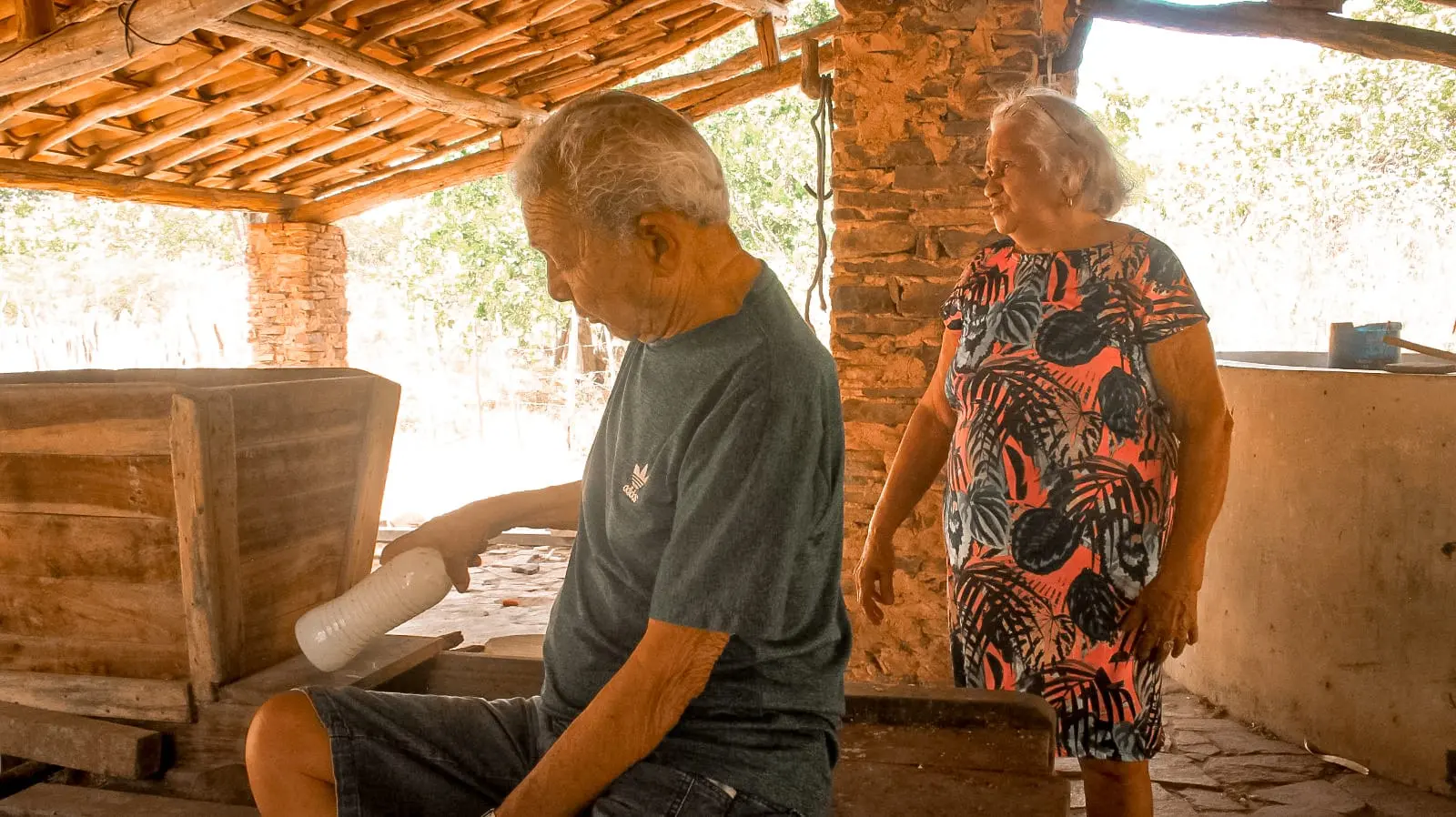 Na imagem, o casal José Venâncio e Verônica Ceará na casa dos dois no interior do Ceará
