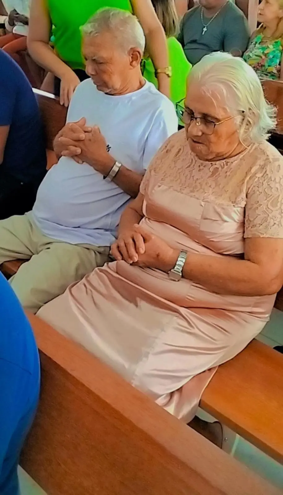 Na imagem, o casal José Venâncio e Verônica Ceará durante celebração da missa