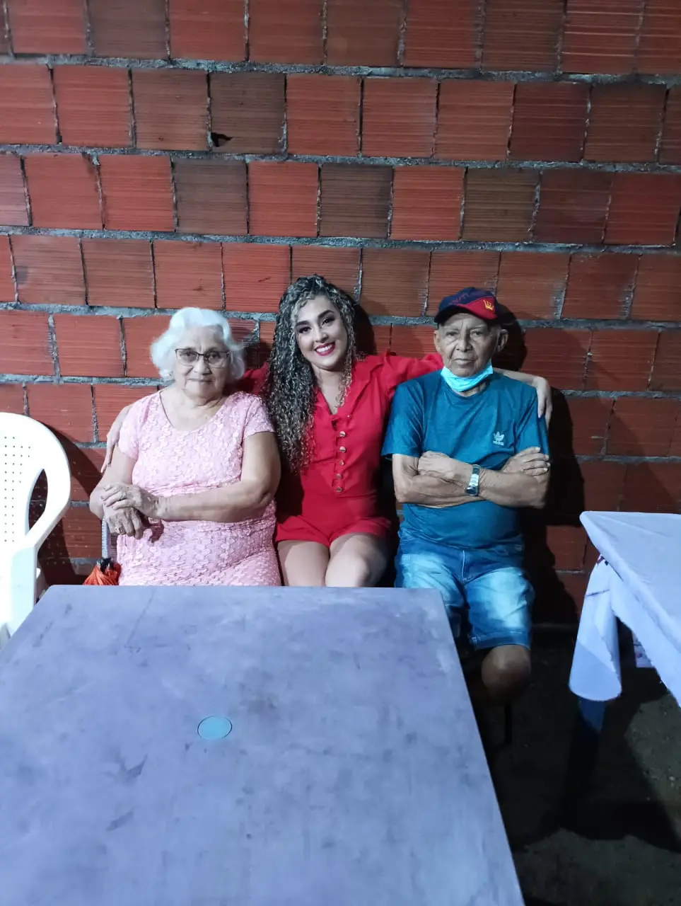 Na imagem, o casal José Venâncio e Verônica Ceará com a neta, Auriane Sousa