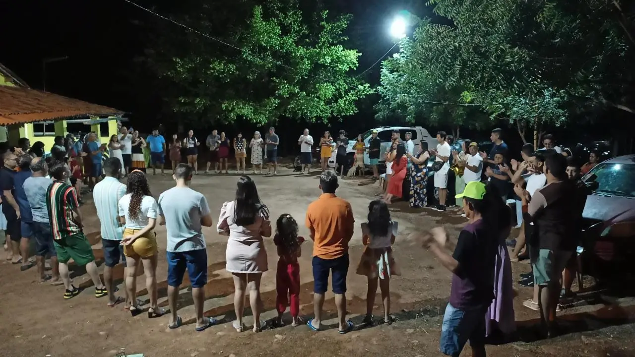 Na imagem, família de José Venâncio e Verônica Ceará reunida na casa da família no interior do Ceará