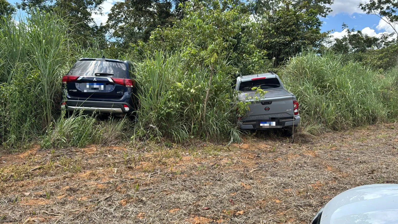 Veículos abandonados em matagal após a invasão à fazenda de Eunício Oliveira
