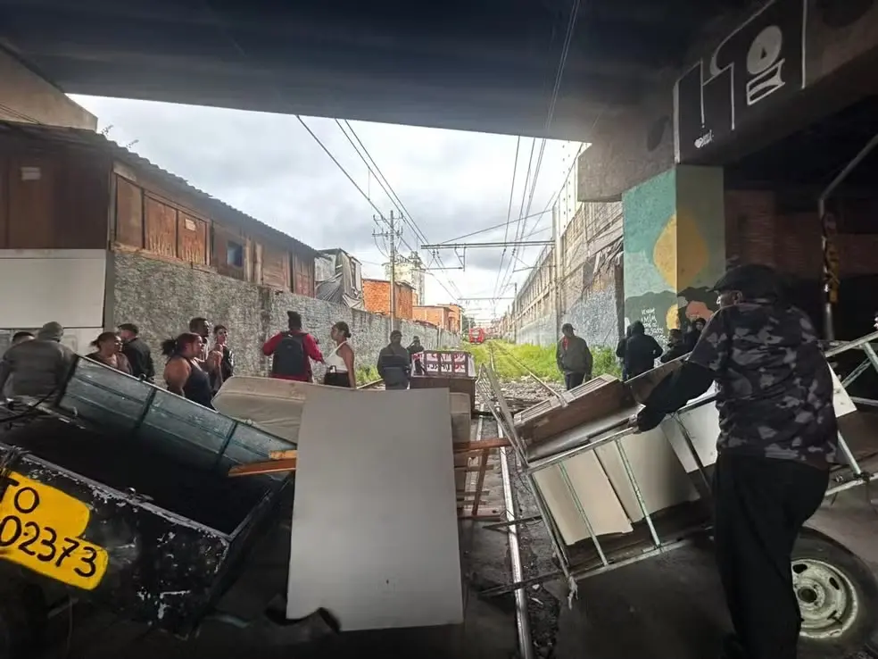 Moradores colocam fogo em madeiras e pneus em uma das linhas do metrô de São Paulo