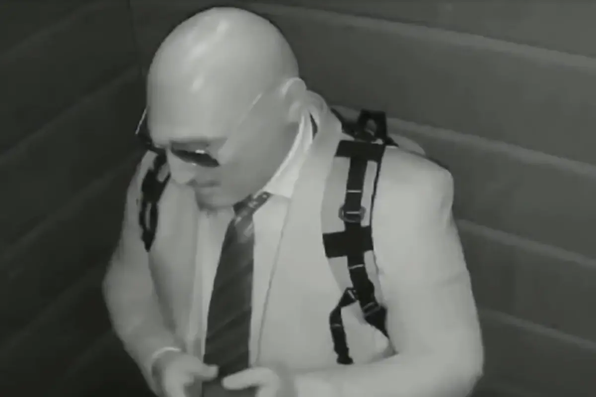 Luís Maurício Martins Galda é visto por câmeras de segurança dentro de um elevador com máscara de silicone antes de cometer furto