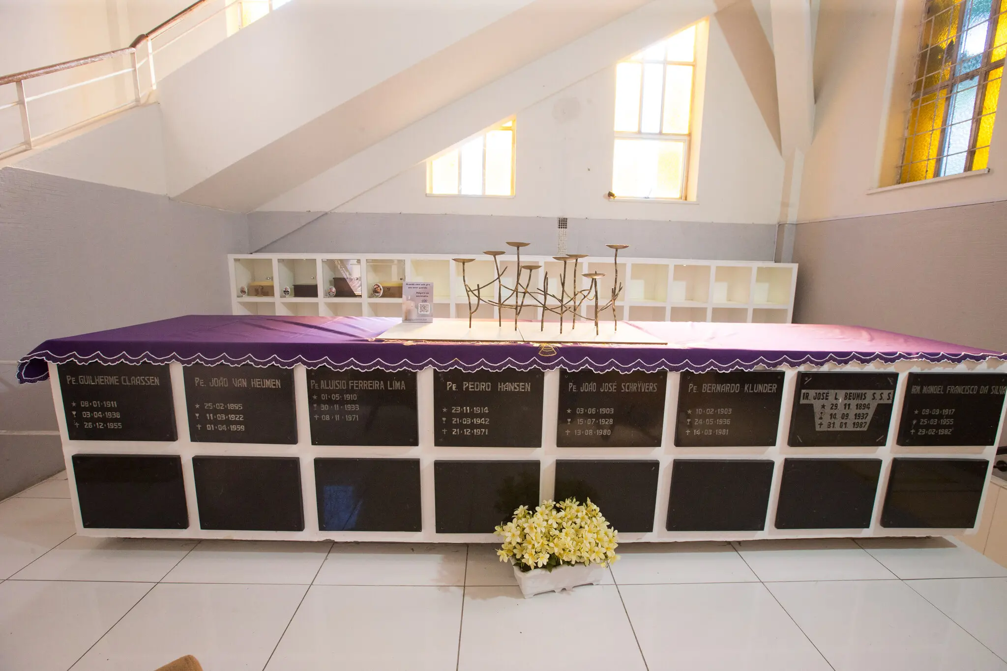 Local onde estão os restos mortais de padres da Congregação Santíssimo Sacramento, no Santuário Arquidiocesano de Adoração – Igreja São Benedito