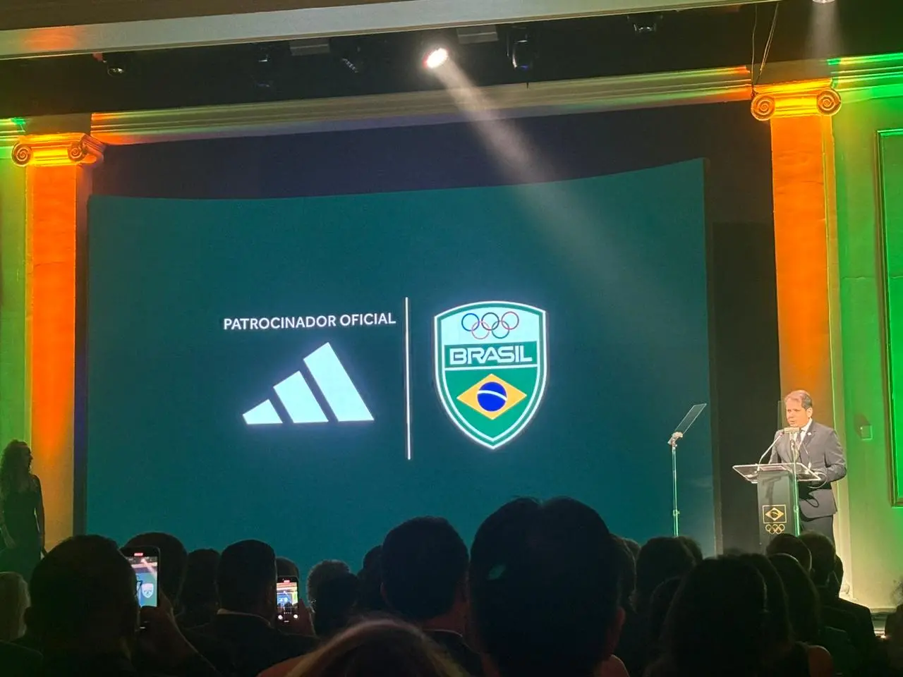 Foto de Marco La Porta anunciando patrocínio da Adidas