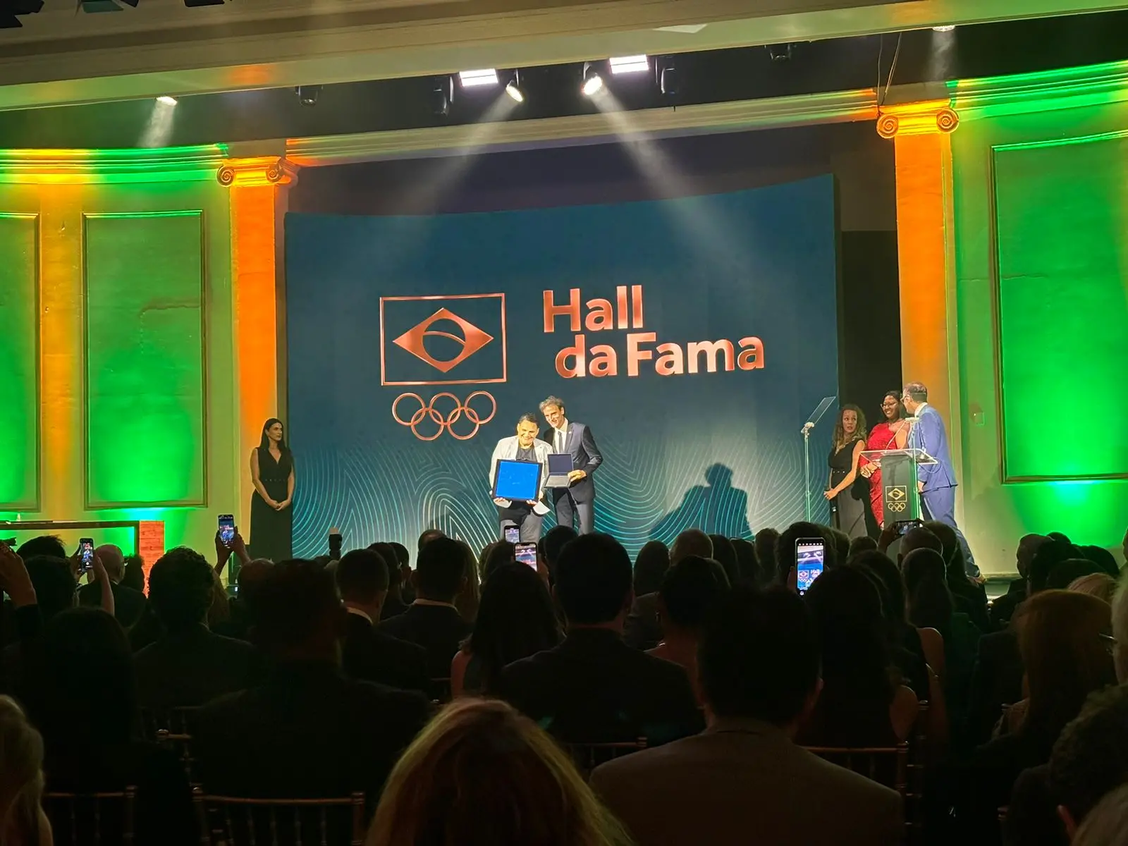 Foto de Edinanci recebendo homenagem do COB