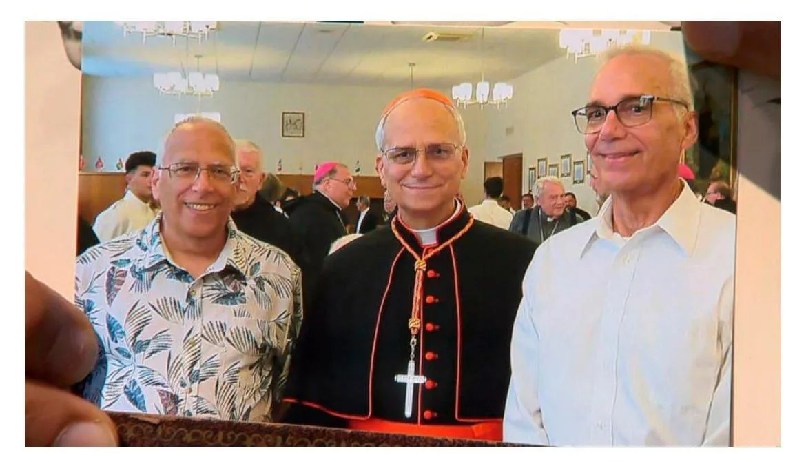 O papa Leão XIV ainda como cardeal, ao lado dos irmãos John e Louis Prevost