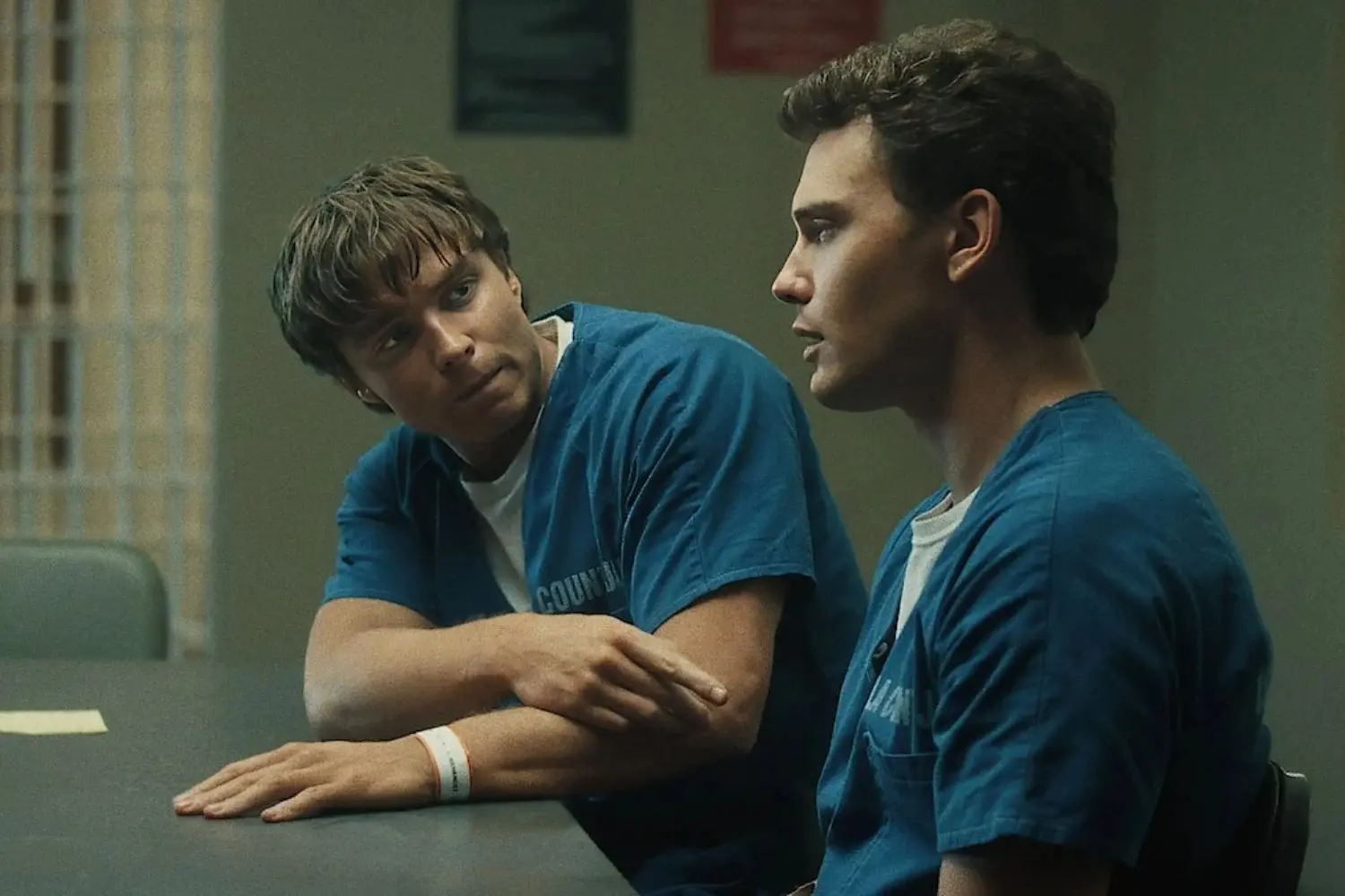 Imagem dos atores Cooper Koch e Nicholas Chavez interpretando os irmãos Menendez na série da Netflix