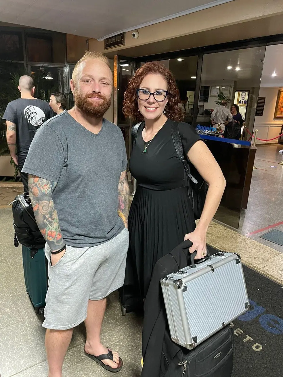 Imagem onde Carla Zambelli, condenada pela primeira turma do STF, posa ao lado do hacker Walter Delgatti, também condenado