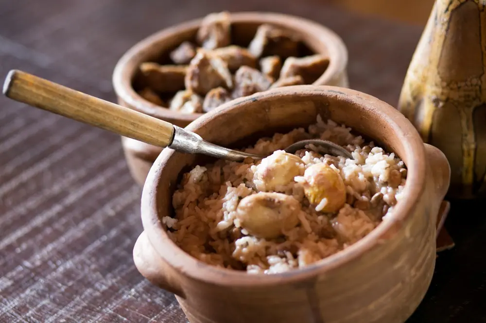 Na imagem, baião de dois com pequi