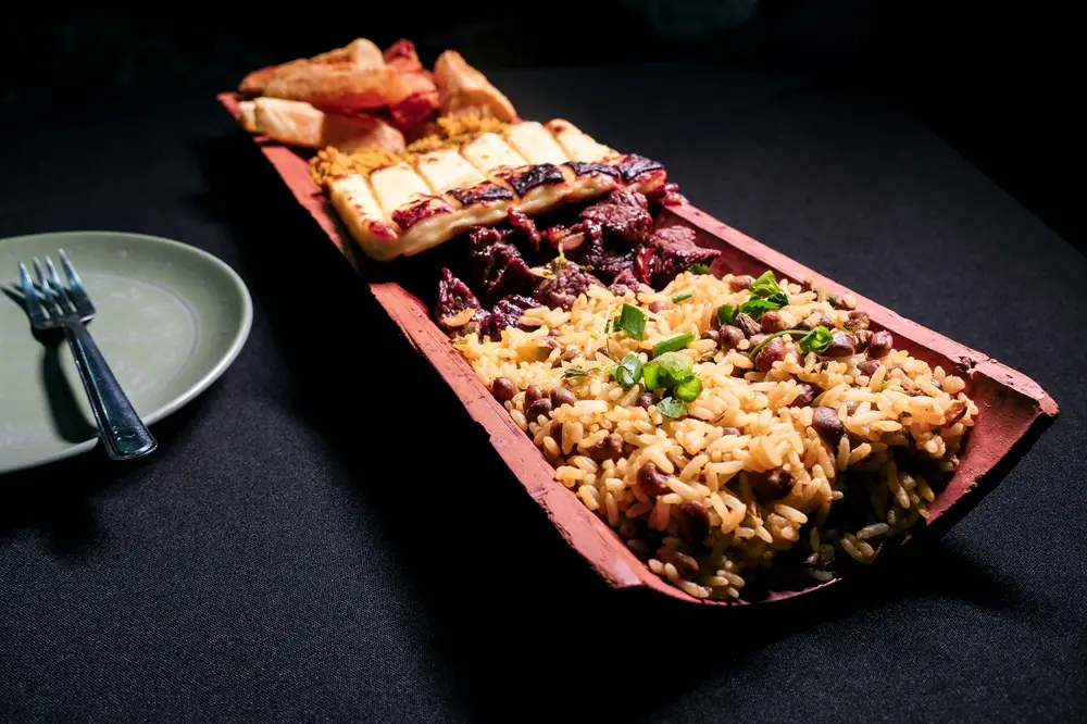 Na imagem, baião de dois servido na telha