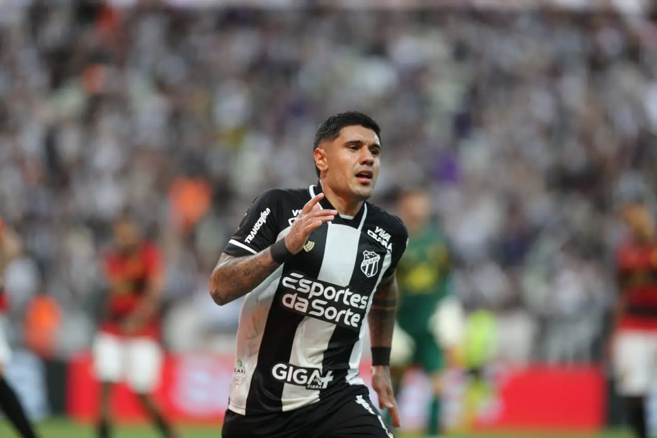 Foto de Galeano comemorando gol do Ceará sobre o Sport
