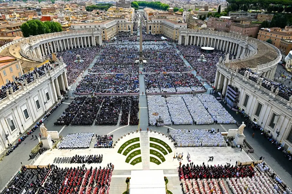 Imagem aérea da Praça São Pedro em missa inaugural do Papa Leão XIV
