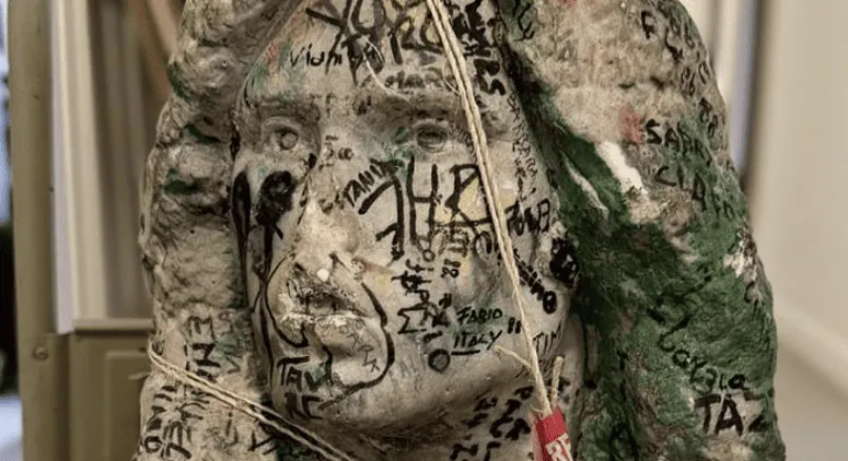 Escultura foi produzida pelo artista croata Mladen Mikulin para celebrar os dez anos da morte do cantor