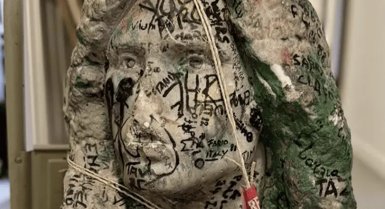 Imagem do busto do cantor Jim Morrison encontrado após 37 anos com diversas inscrições de caneta