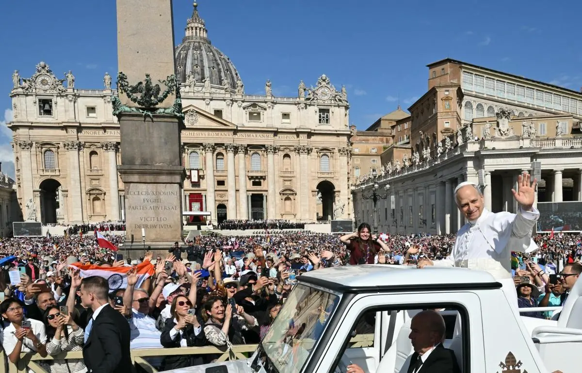 Papa Leão XIV no Papamóvel para matéria sobre o pontífice ignorar formalidade e abraça irmão mais velho após missa inaugural