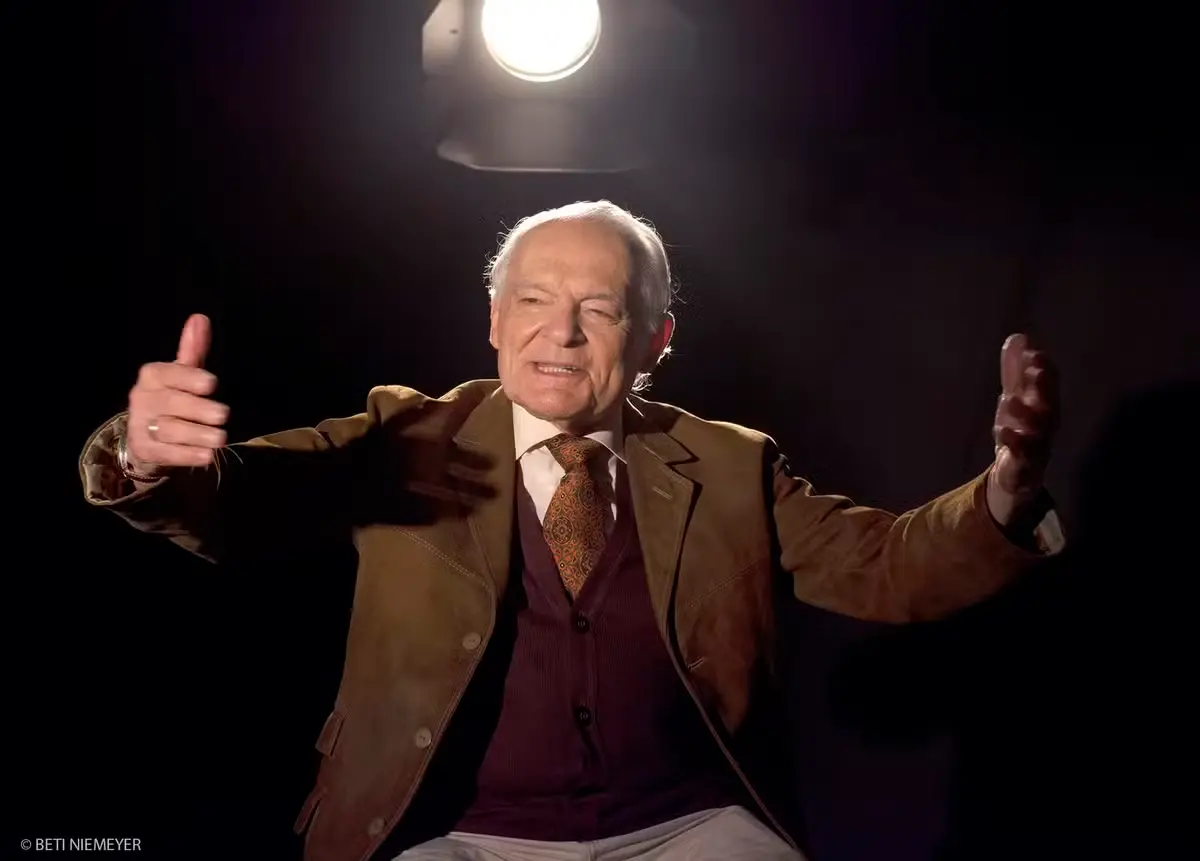 Na imagem, o ator Othon Bastos na peça 