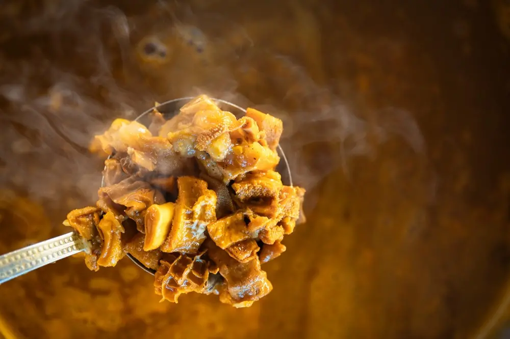 Na imagem, panelada servida no Caldeirão da Panelada