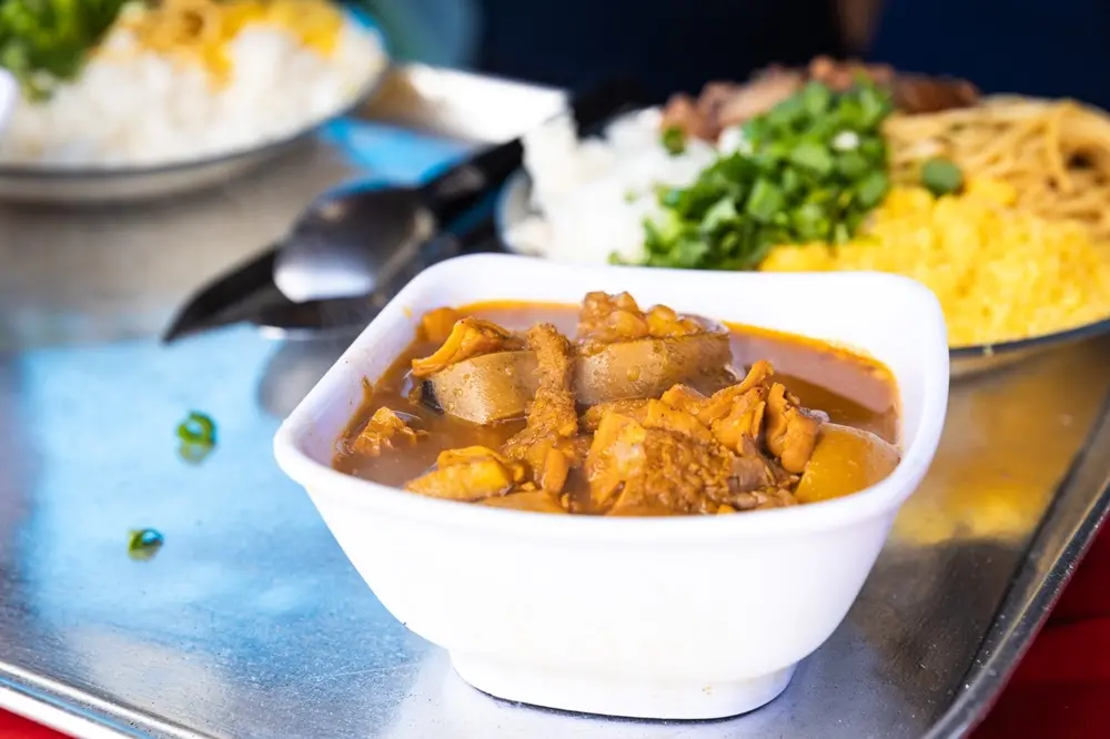 Na imagem, panelada servida no Caldeirão da Panelada