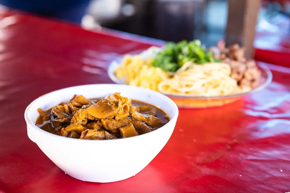 Na imagem, panelada servida no Caldeirão da Panelada