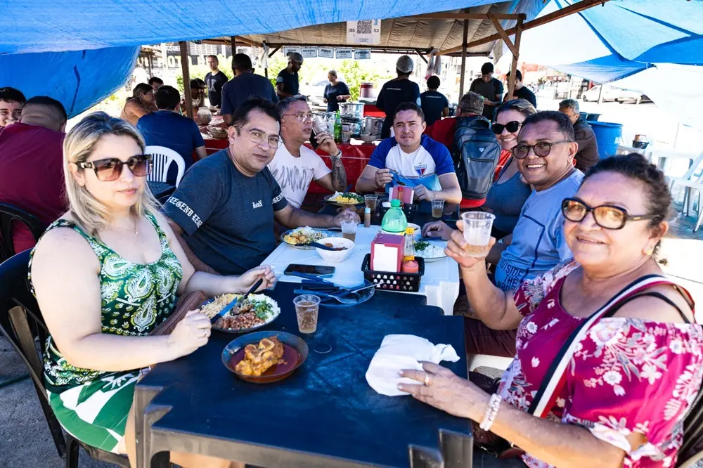 Na imagem, turma reunida no Caldeirão da Panelada para experimentar os pratos