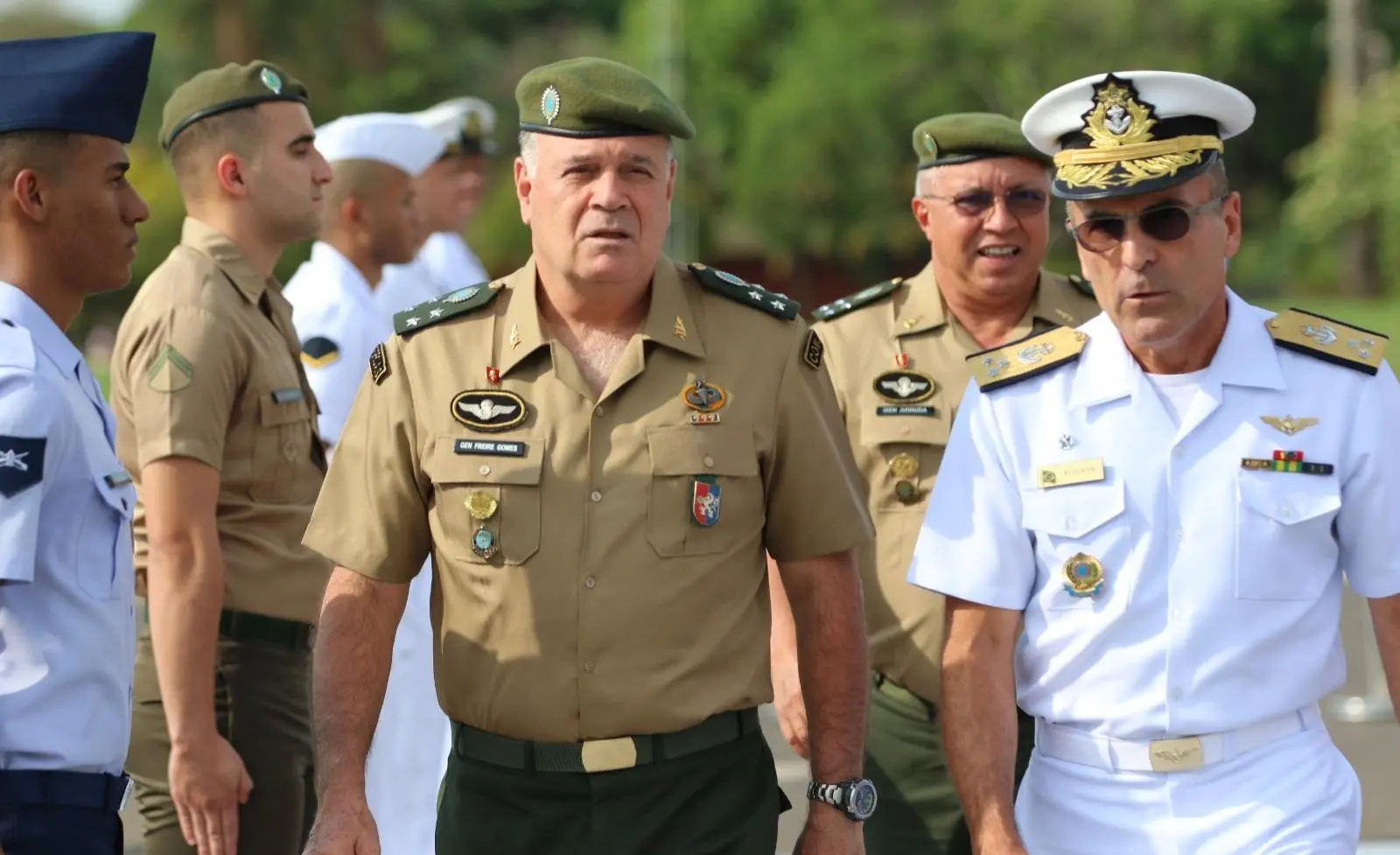 General Freire Gomes com outros militares no Exército para matéria onde ex-comandante confirma que Bolsonaro sabia e participou de reunião da tentativa de golpe