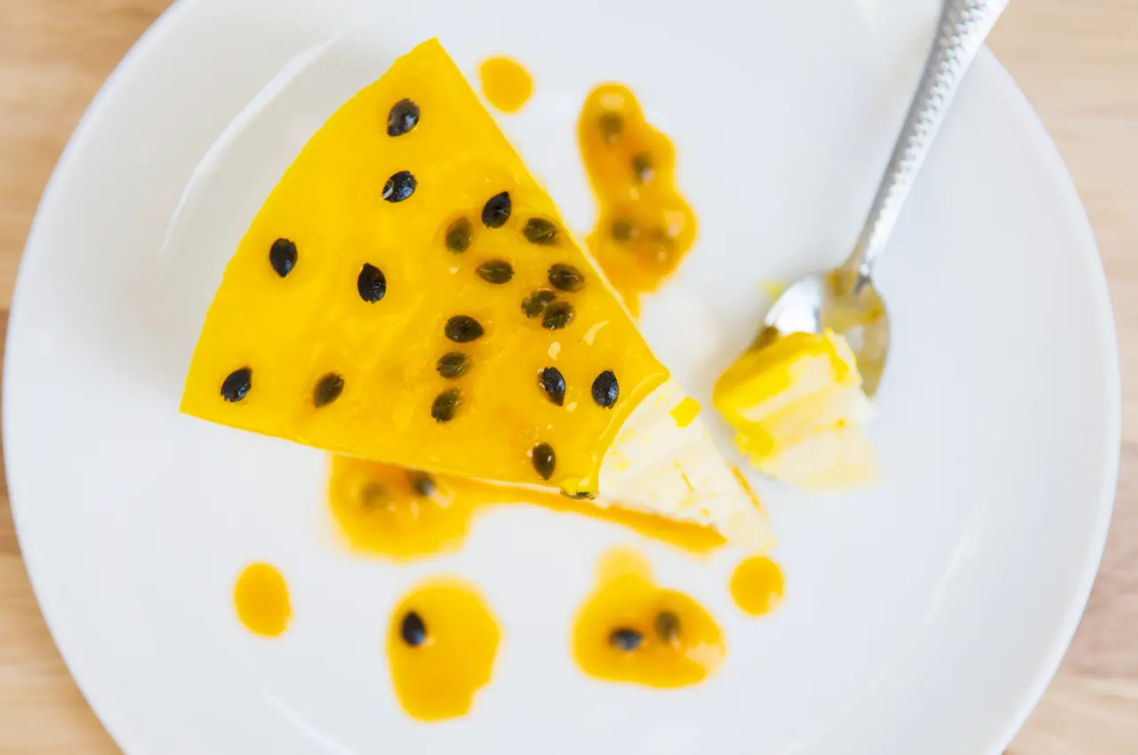 Pudim de manga com calda de maracujá para matéria sobre o dia do pudim