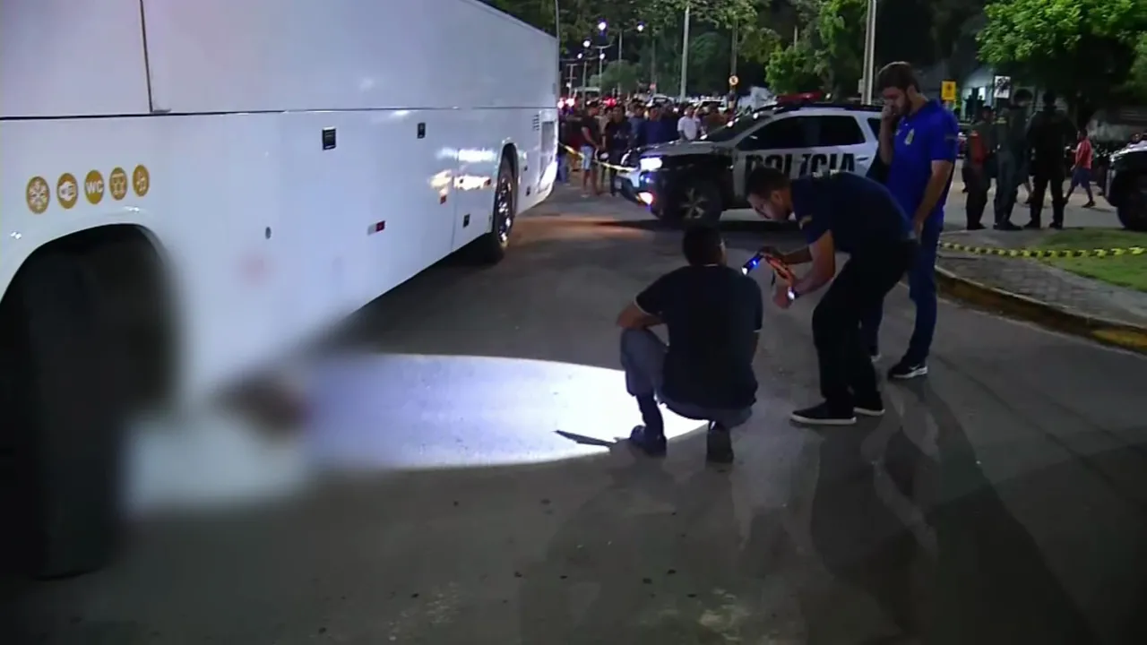 Corpo da mulher ficou embaixo de ônibus após o acidente