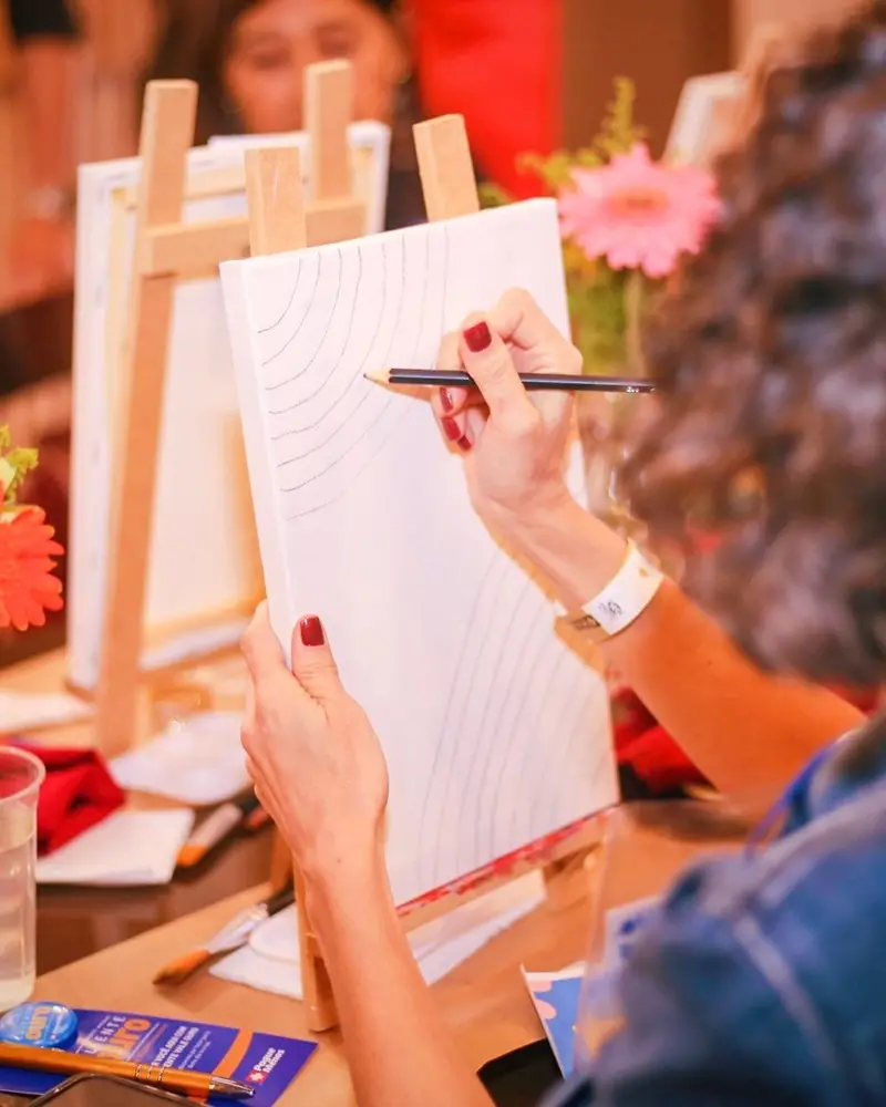 Na imagem, mulher participa de atividade promovida pela empresa Pincelê