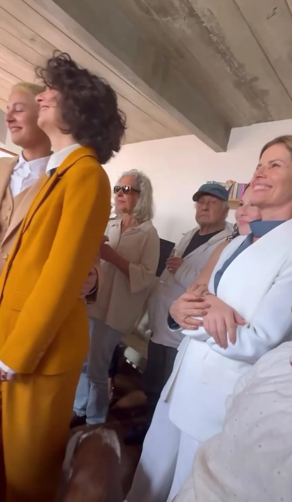 Débora Bloch se emocionou e aplaudiu bastante no casamento da filha.