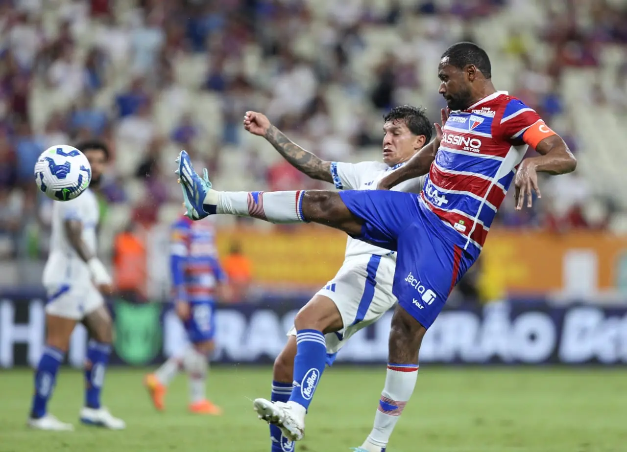 Atletas de Fortaleza e Cruzeiro disputam bola em jogo no Castelão pela Série A