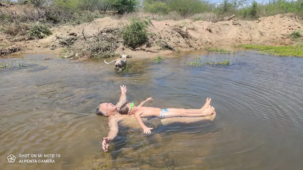 Na imagem, o ambientalista Italo Holanda junto ao Rio Jaguaribe