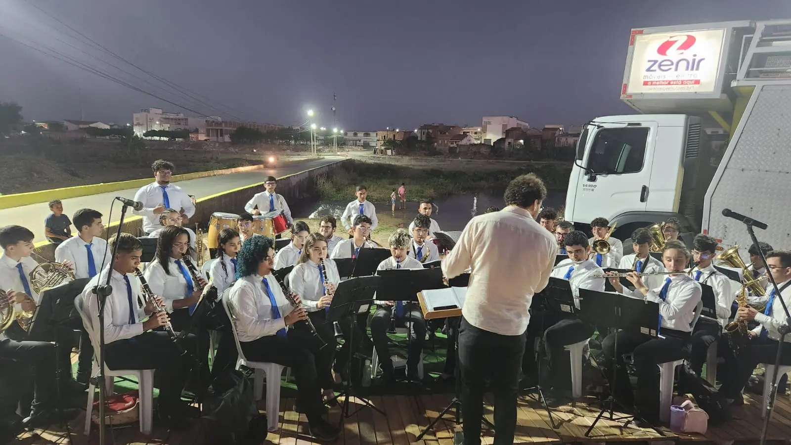 Na imagem, concerto às margens do Jaguaribe em homenagem ao rio