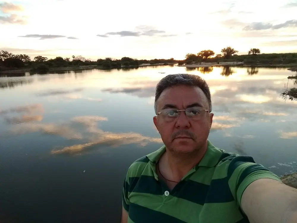 Na imagem, o ambientalista Italo Holanda junto ao rio Jaguaribe no pôr do sol