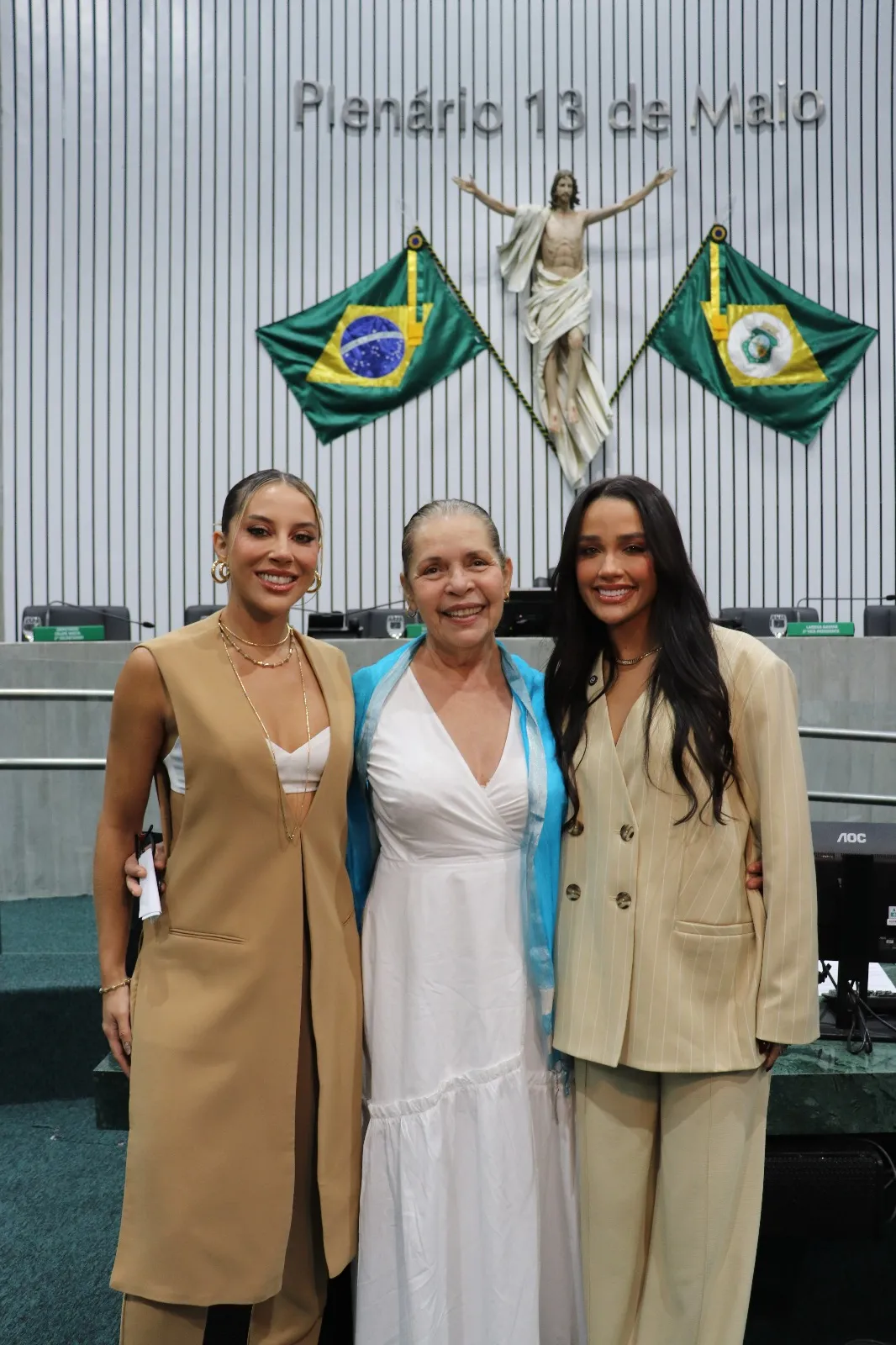 Renata Saldanha, Eva Pacheco e Dora Andrade recebem homenagem na Assembleia Legislativa do Ceará.