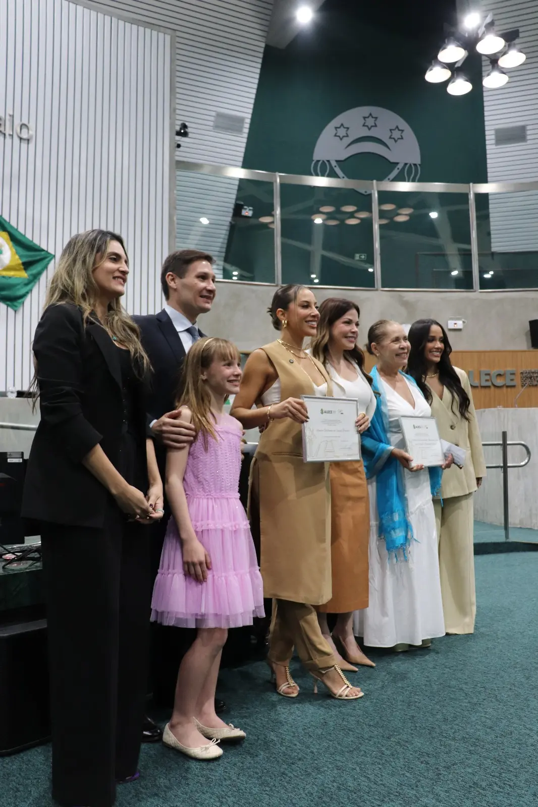 Rebeca Andrade, Eva Pacheco com Dora Andrade recebendo a comenda.