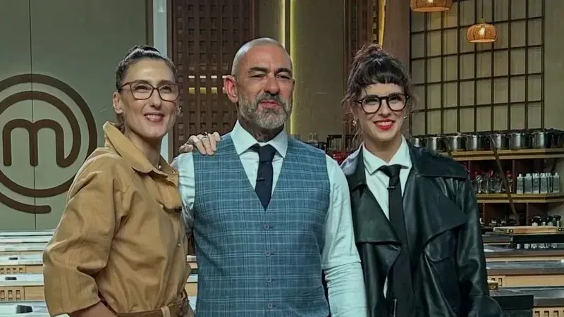Imagem mostra Paola Carosella ao lado dos jurados do MastefChef Brasil Henrique Fogaça e Helena Rizzo