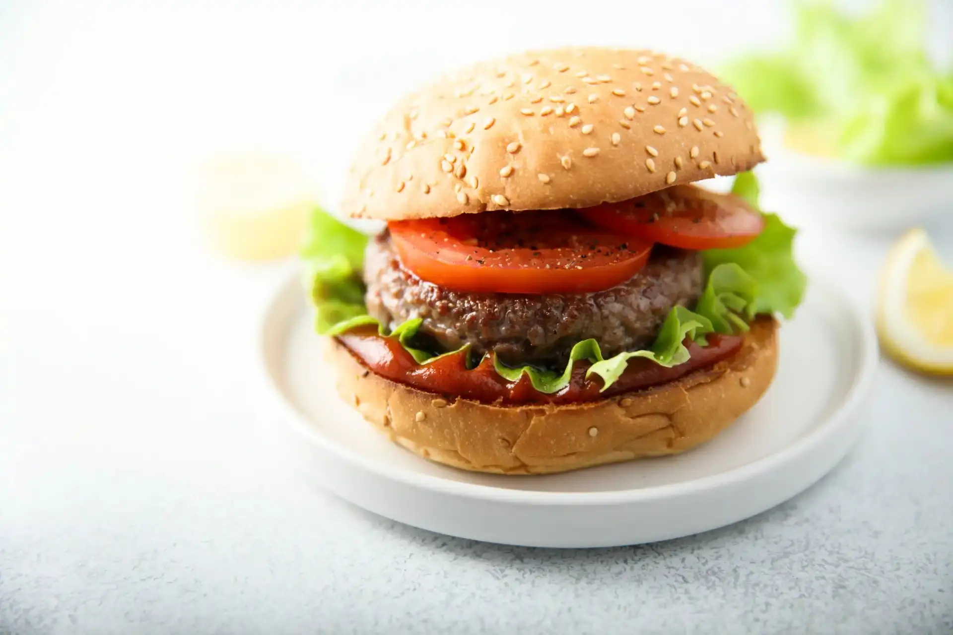 Hambúrguer artesanal com hambúrguer de carne, alface, tomate e pão.