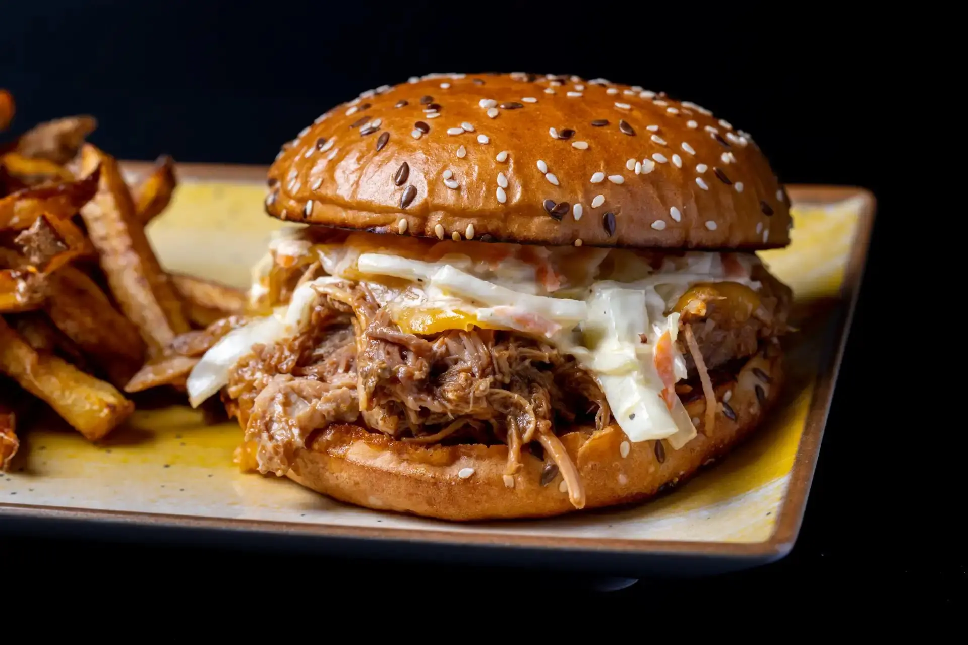 Diferente e marcante: hambúrguer de carne suína bem temperada no pão francês crocante.