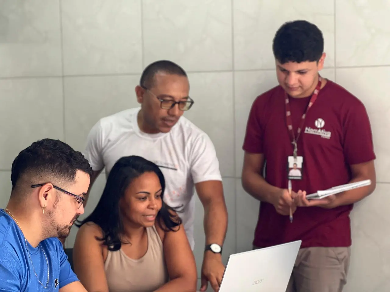 Na imagem, profissionais na produção do filme 